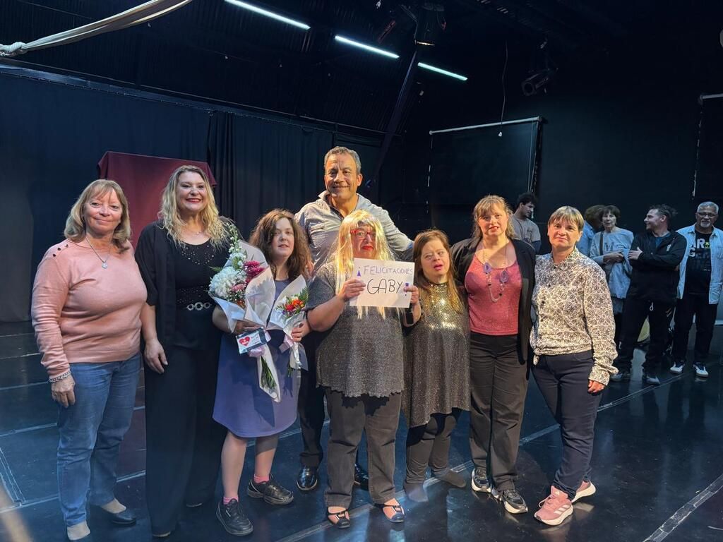 El taller de teatro inclusivo de la EMAE presentó la comedia musical “Canciones de amor con historia”