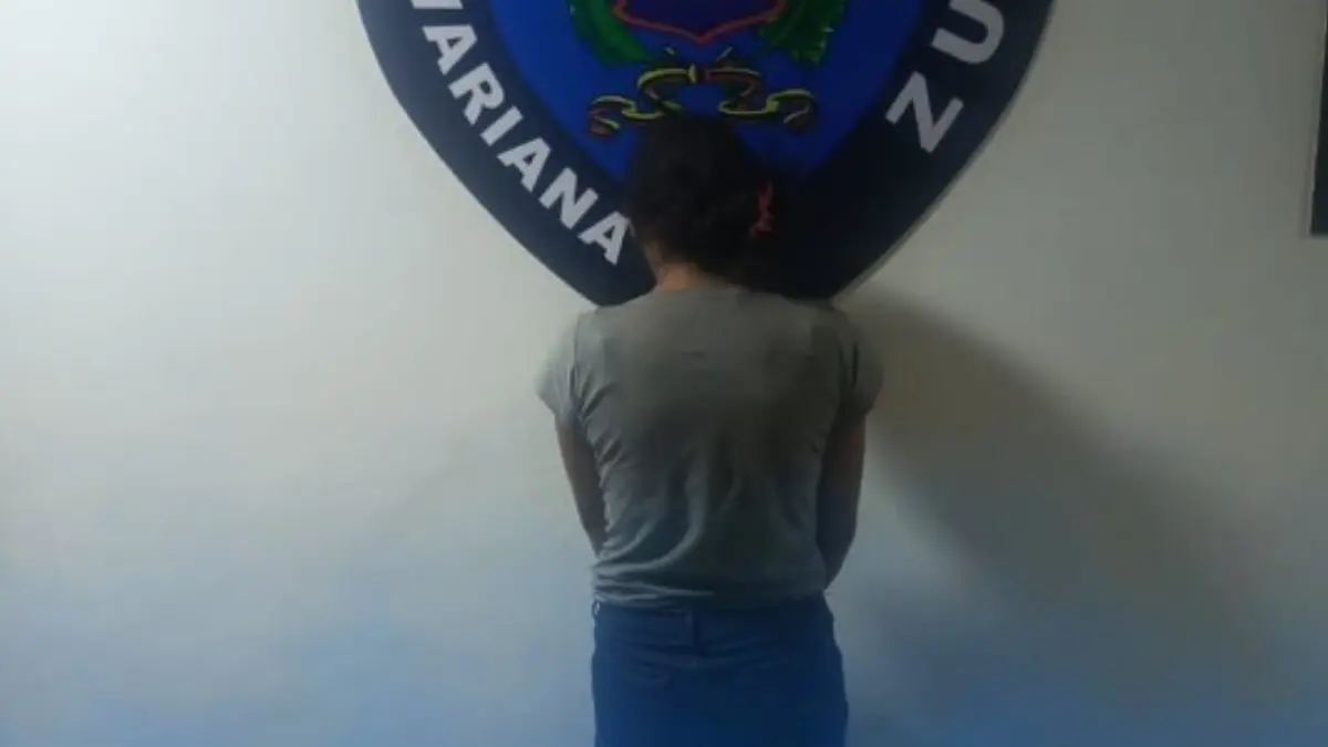 Detienen a MADRE DESALMADA por encadenar a su hijo de cinco años