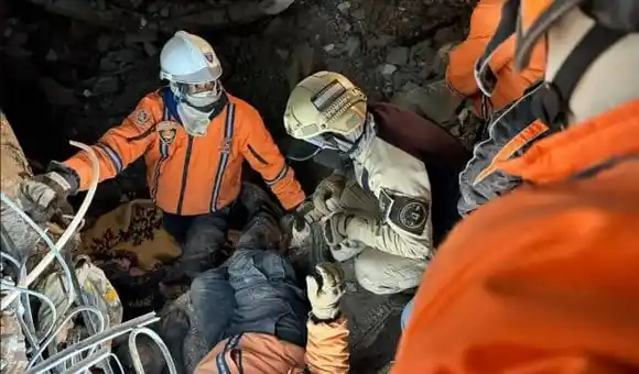 EL DESGARRADOR RELATO de rescatista venezolana que ayudó en Turquía