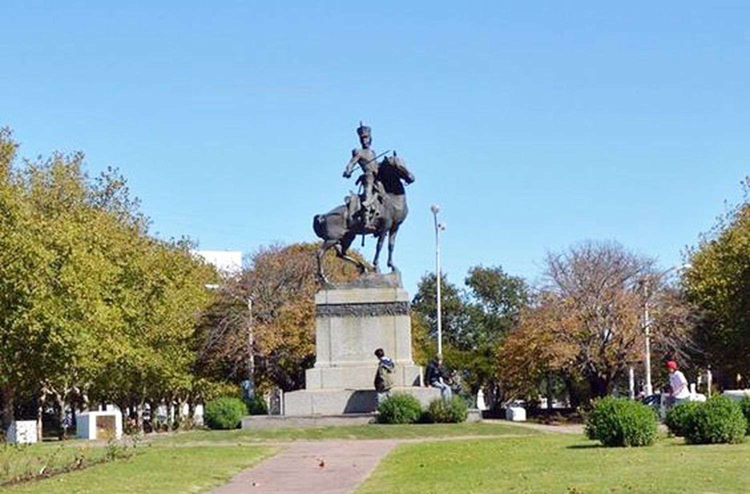 Dos oferentes para la obra en la Plaza y más luces led