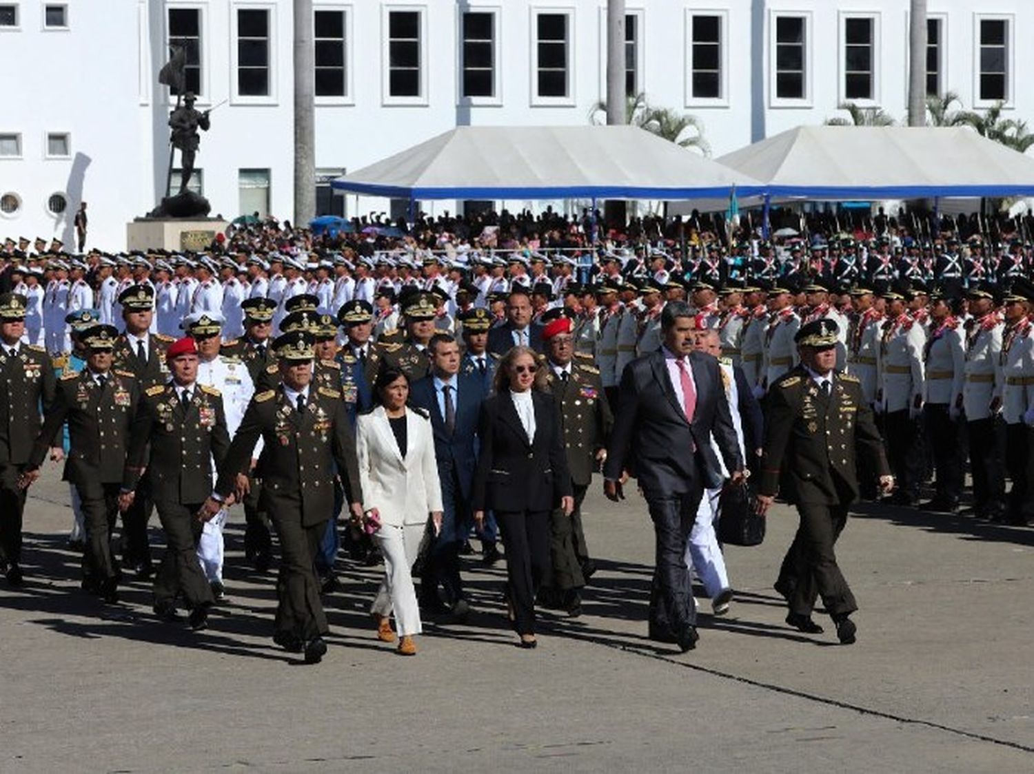 Maduro pide  "seguir construyendo una poderosa industria militar"