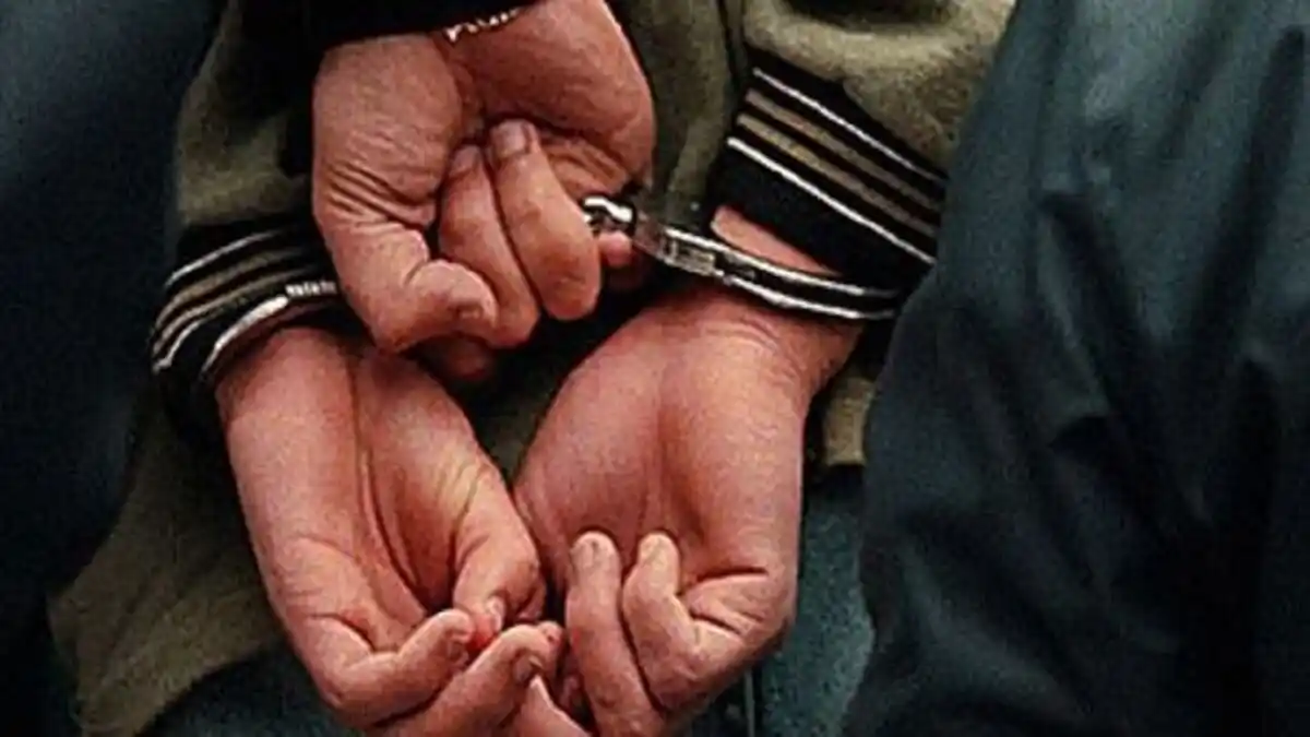 NO SOPORTA EL PESO DE LOS CACHOS y mata al adolescente que mantenía relaciones con su pareja