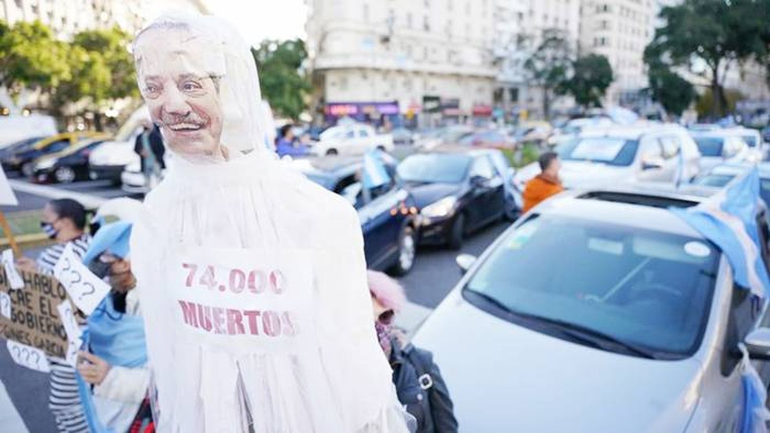 Contra de las nuevas restricciones protestaron en el Obelisco y Olivos  