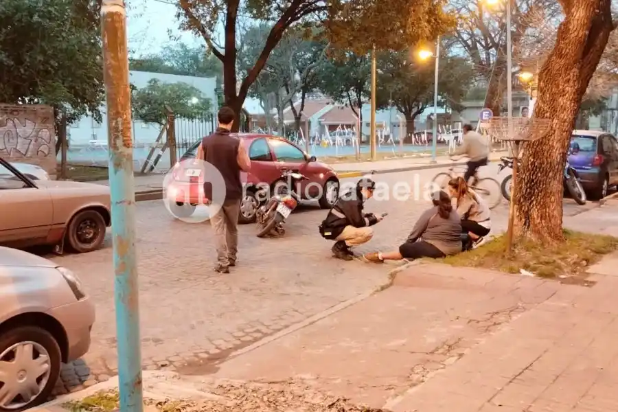 Accidente frente a una escuela: una motociclista resultó herida por la caída