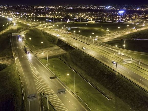 Un auto y una moto protagonizaron un choque en Circunvalación y el conductor de la moto resultó herido