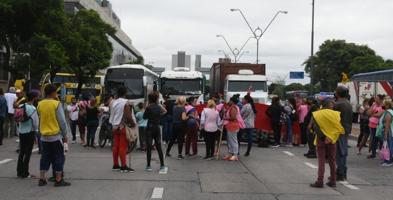 Manifestación y corte de tránsito en la Av. 27 de Febrero de la ciudad de Santa Fe