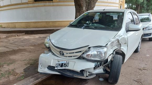 Una camioneta chocó autos estacionados en calle 9 de Julio