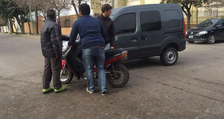 Accidente entre una camioneta y una moto en Salta y Arnaldo