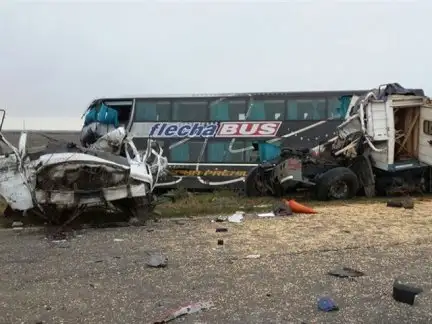 Dos muertos en un impresionante accidente entre dos colectivos y un camión 