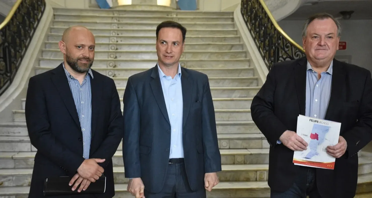 Gustavo Puccini, Lisandro Enrico y Felipe Michlig, los primeros enviados a Casa de Gobierno para la negociación sobre la transición. Foto: Luis Cetraro