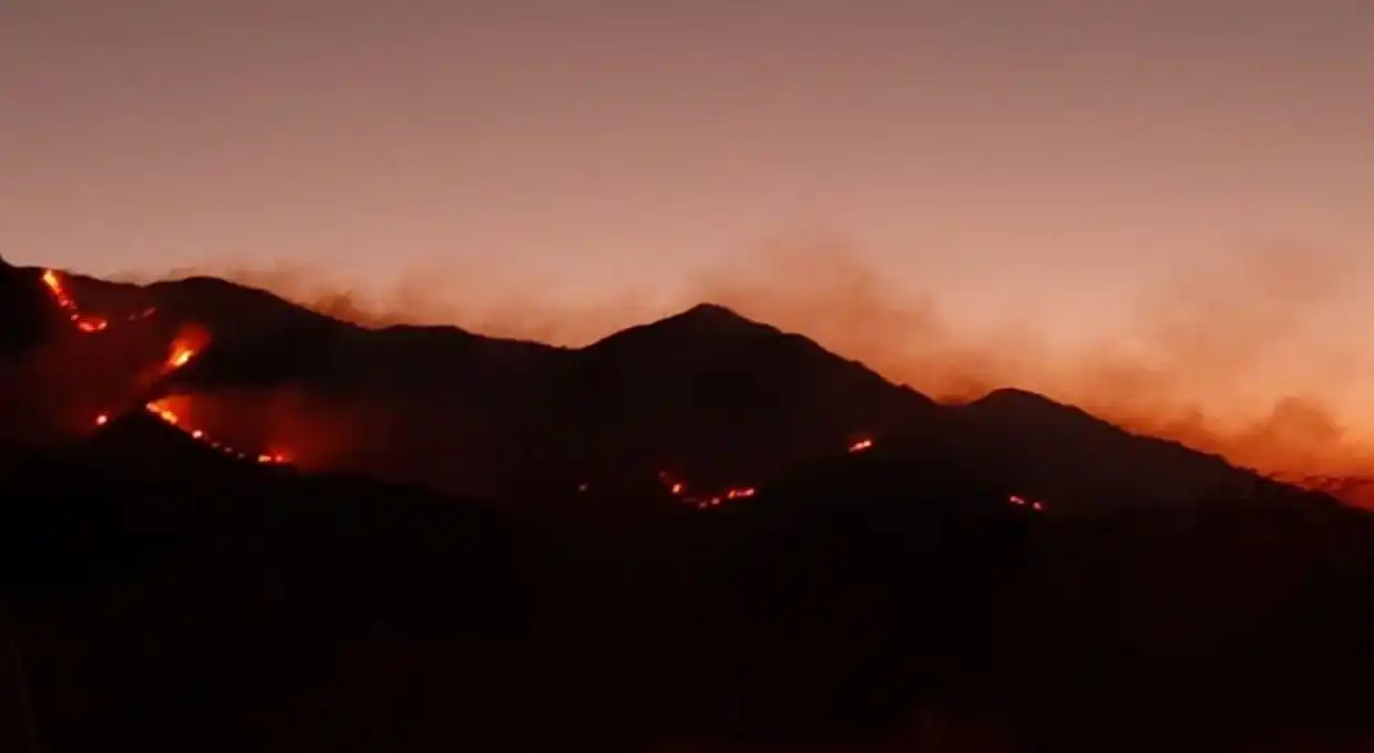 Controlan una única línea de fuego activo en la Sierra Grande de San Luis