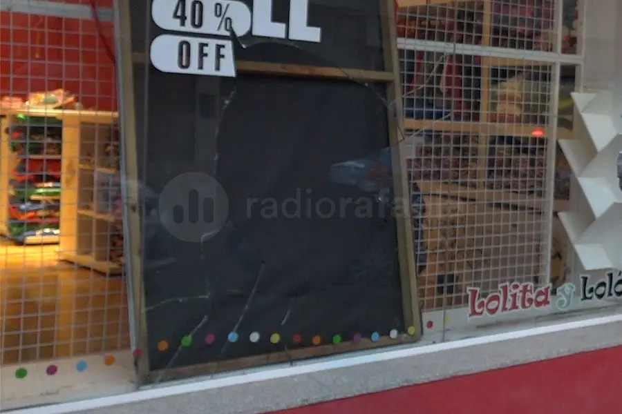 De película: lo agarraron en la Plaza 25 de Mayo corriendo con un maniquí robado