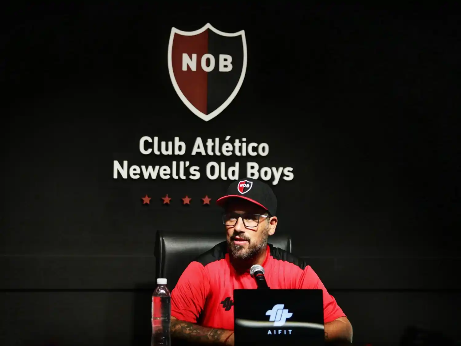 Fabbiani fue presentado en Newell's: "Todos juegan bien al fútbol, pero necesitamos que se tiren de cabeza por el club"