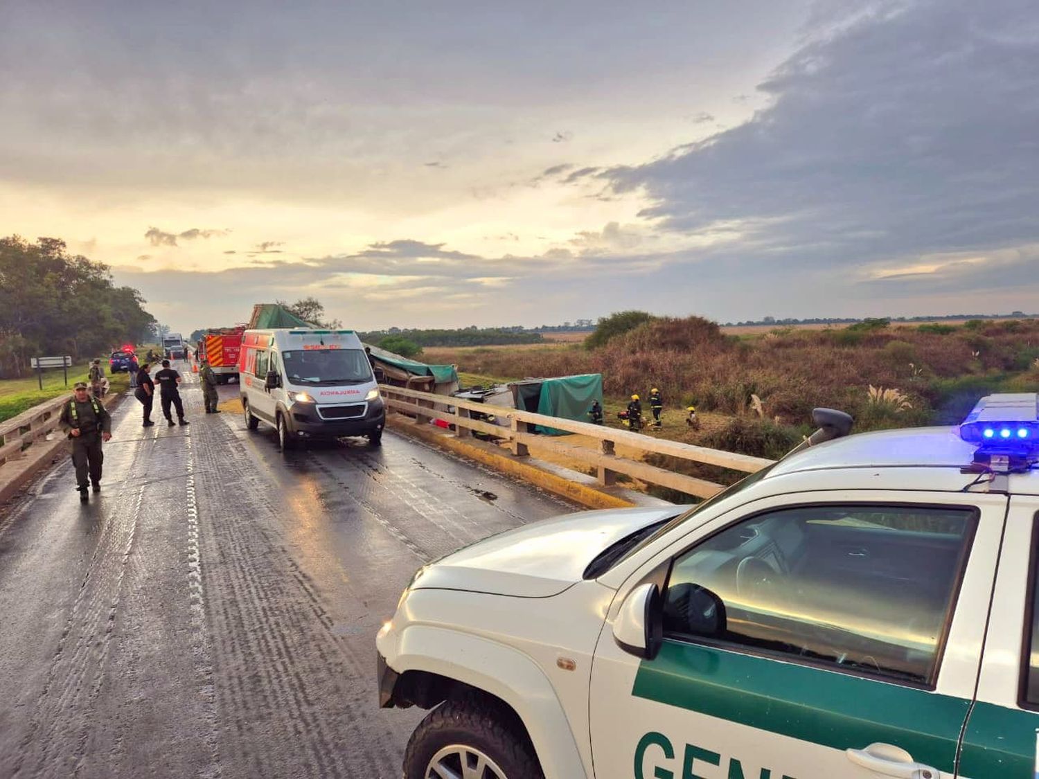En plena época de cosecha un camión volcó con tolendas de soja en la ruta 34 | Crédito: RADIO RAFAELA - 2