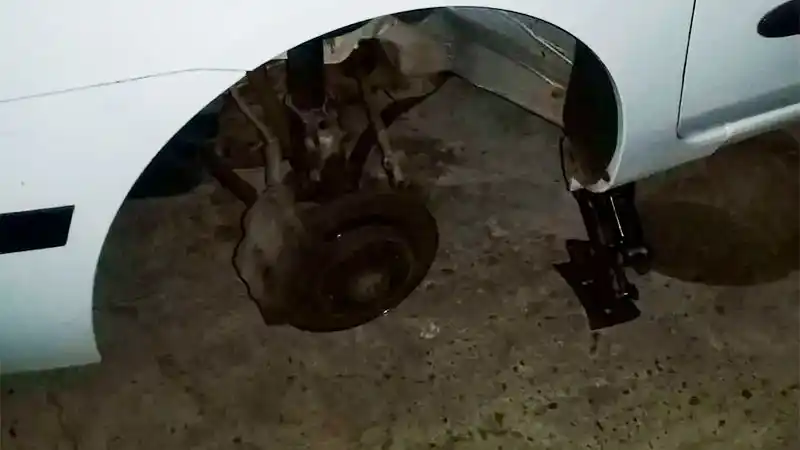 Fue a ver un partido de fútbol y le robaron las ruedas del auto