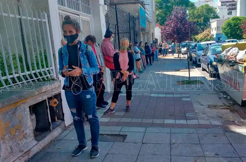 Mudaron un centro de testeo a Región Sanitaria y hay una fila de más de 300 metros