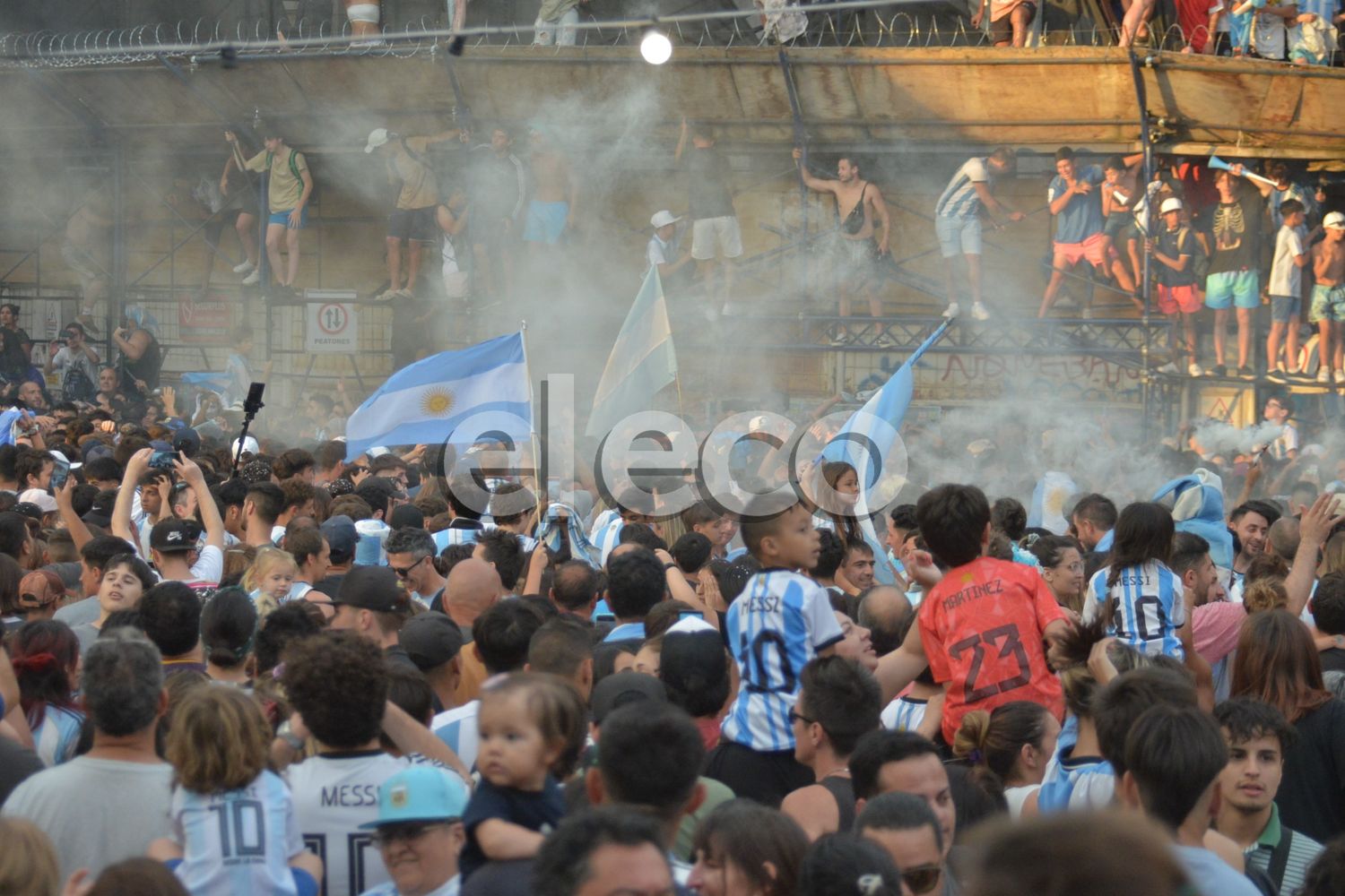 Un festejo tandilense y la camiseta 10 predominante en los niños.