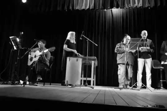 El domingo el grupo de teatro Cinco Pal Peso realizará un ensayo a la gorra de El Moreira