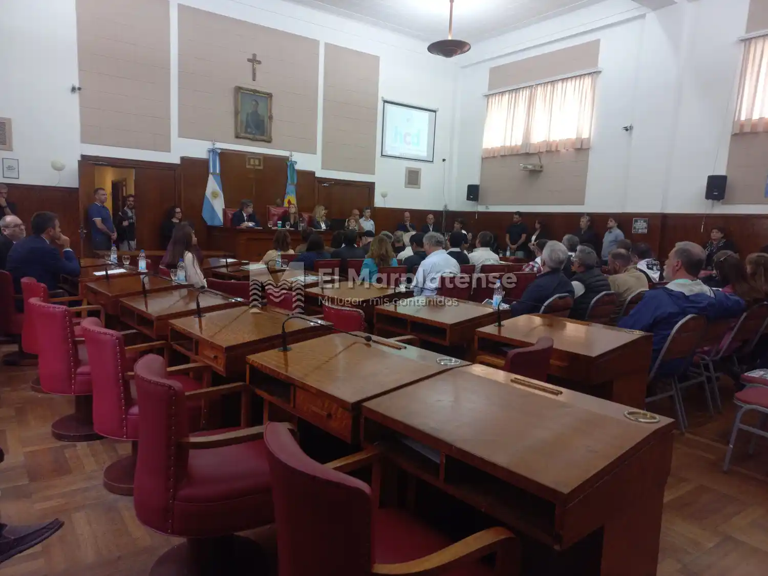 La sesión continuó con la presencia del resto de los bloques y se retomó el orden del día.