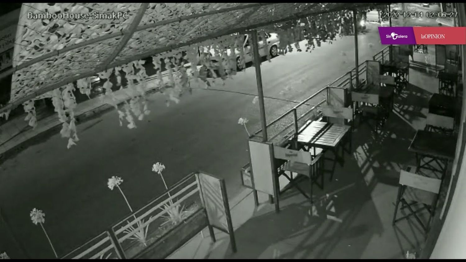 Robaron una moto de turistas en pleno centro y las cámaras registraron el momento