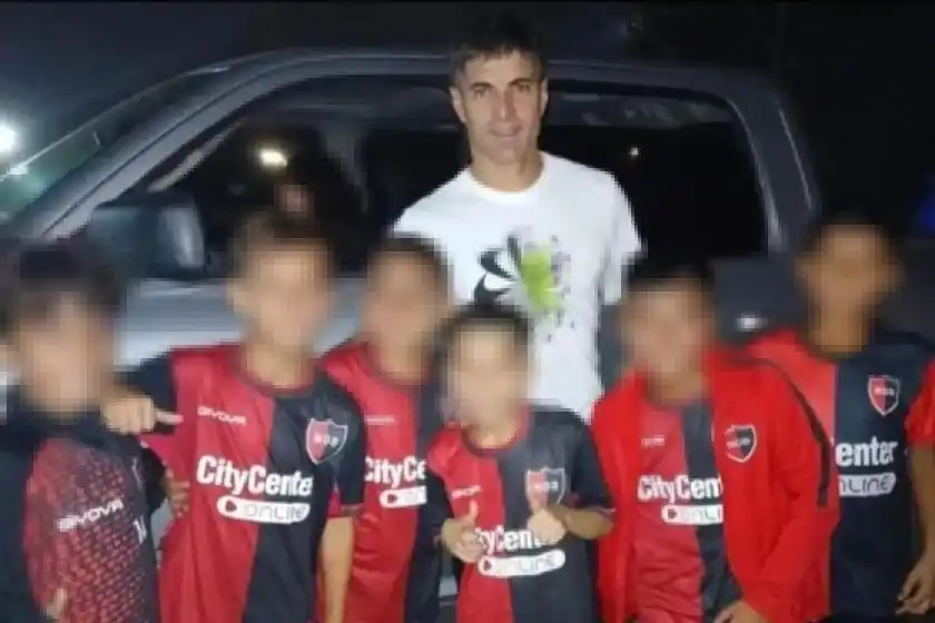 Newell's suspendió a un grupo de chicos que se sacó una foto con Ignacio Malcorra