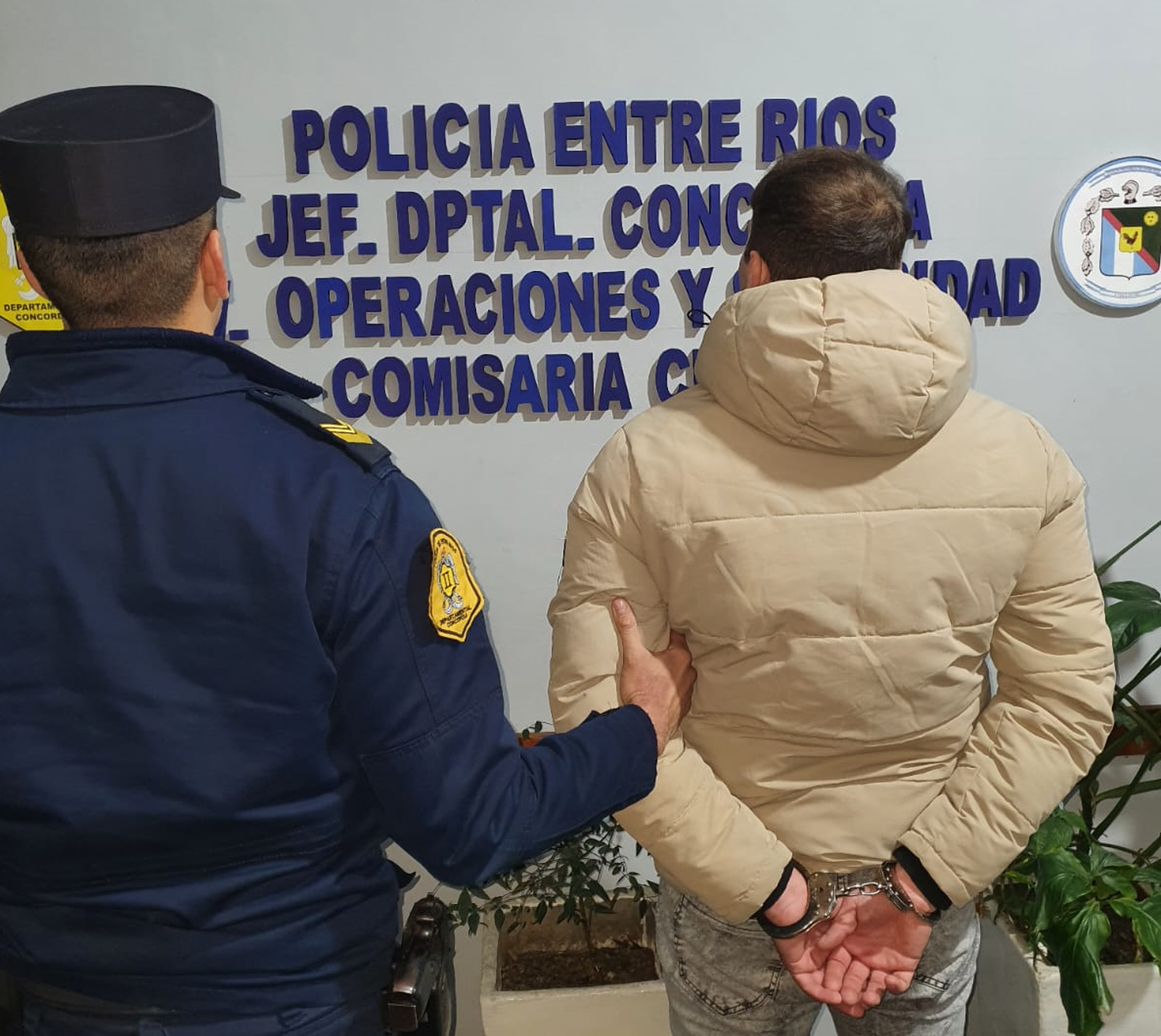 Un hombre detenido por robo en el hipermercado mientras su acompañante logró escapar