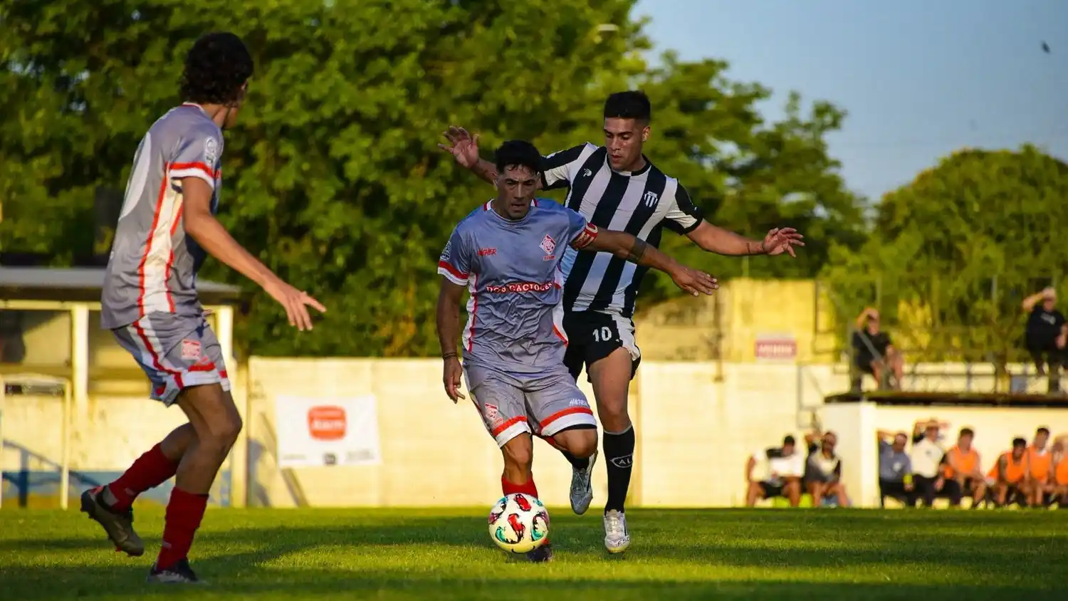FOTO @COSADESERRANOSAYACUCHO Vesce, buscando el pase hacia Gourriet ante la marca de Seisdedos, en Atlético Ayacucho-Liniers.