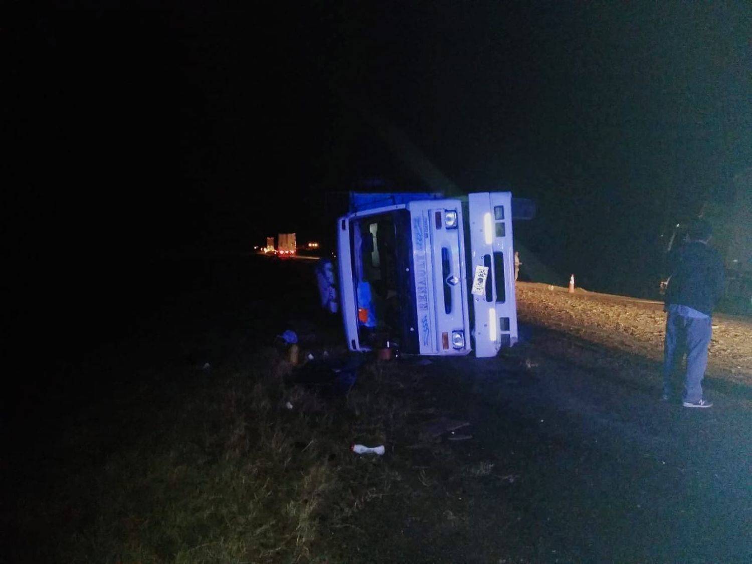 Un camión cargado de palos volcó en la 14 y obstruyó parcialmente el paso de vehículos