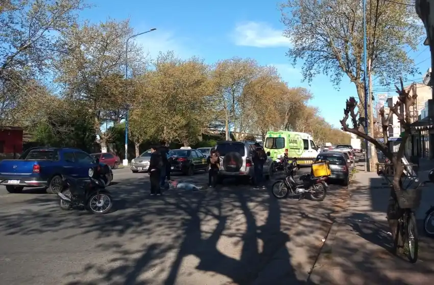 Una camioneta y un repartidor protagonizaron un choque en avenida Luro