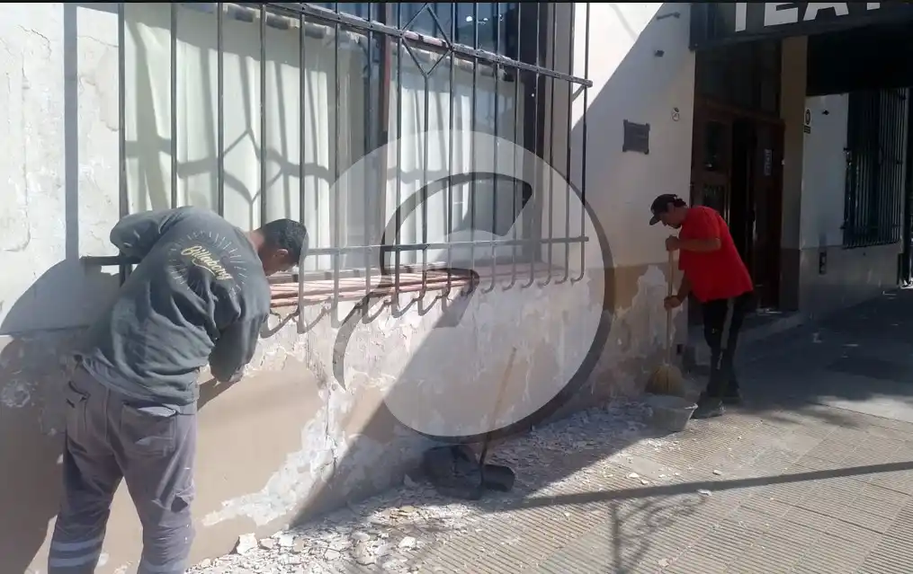 Dos operarios. Preparan en la mañana de ayer la pared exterior del Teatro que se pintará