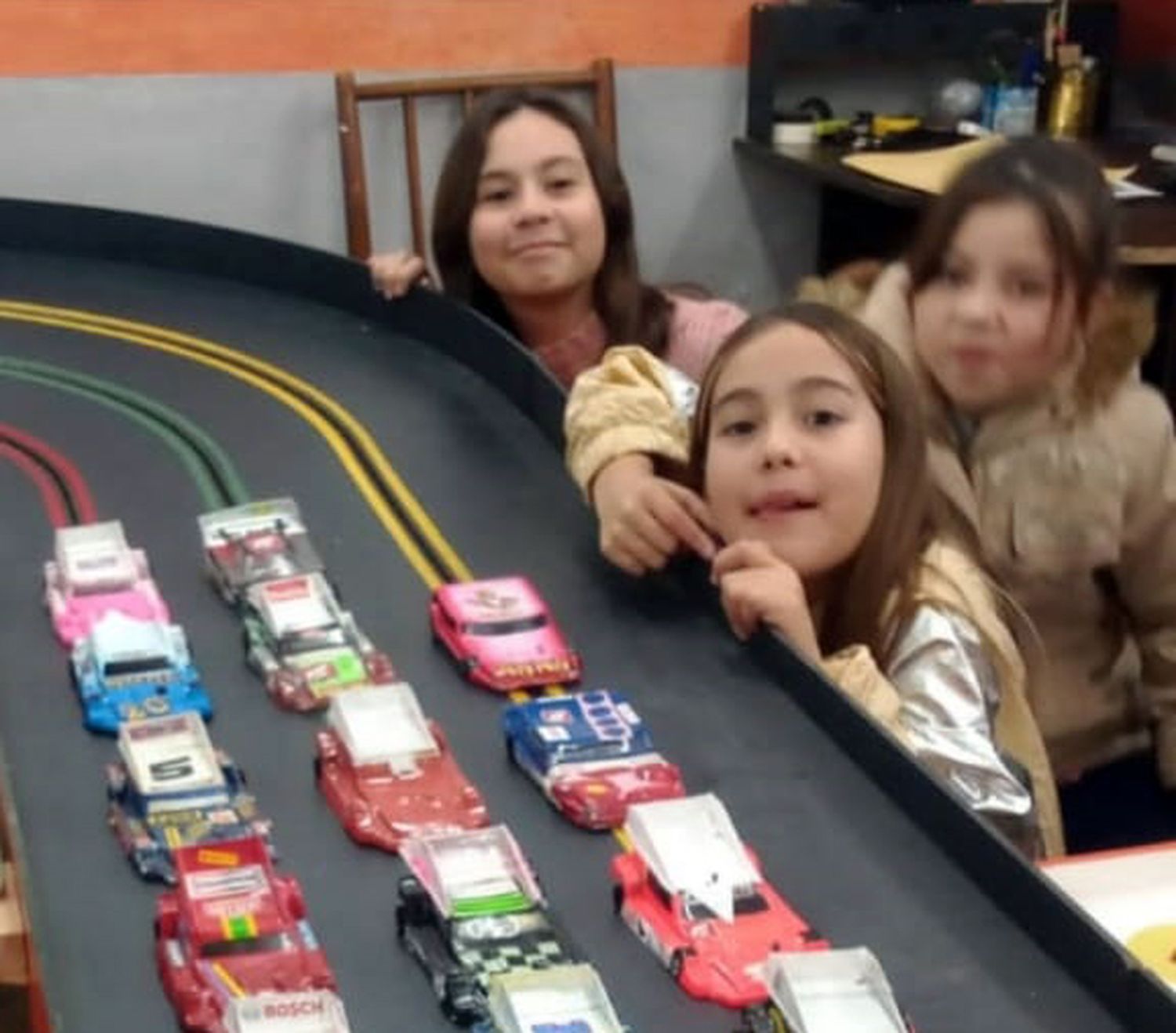Por el futuro. Así se mostraron los vehículos utilizados y los Kids junto a ellos