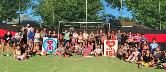 Con Sofía Maccari, el hockey tuvo una jornada de solidaridad y aprendizaje