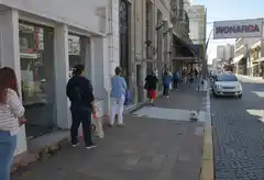 Por el alentador cuadro sanitario, se ampliaron los horarios comerciales y del transporte