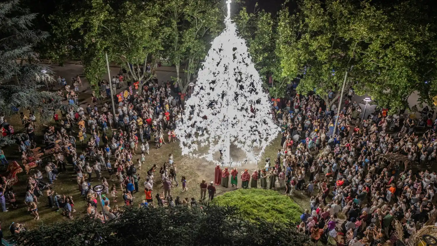 Se encendieron las luces de un gran árbol de Navidad que se instaló en la Plaza