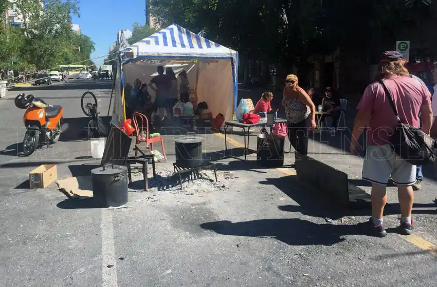 Acampe: el Municipio denunció que los manifestantes robaron energía