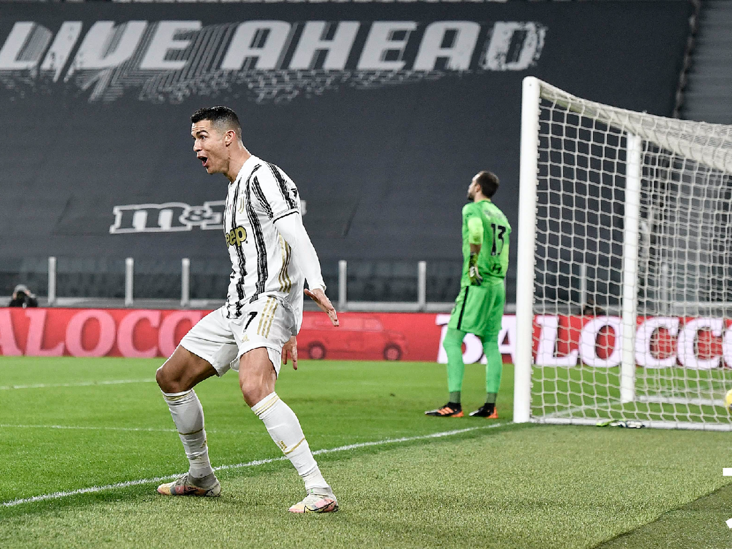 Juventus venció a la Roma y no se baja de la pelea