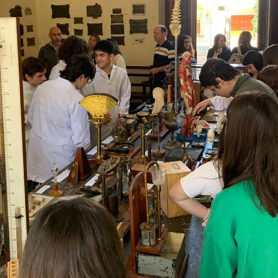 La Escuela Normal inauguró la muestra  “Aquel laboratorio de ayer”