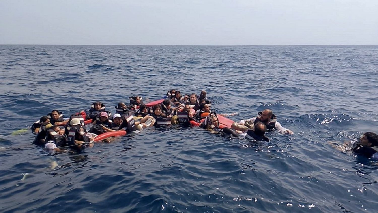 Más de 40 turistas rescatados tras naufragio en el Caribe colombiano