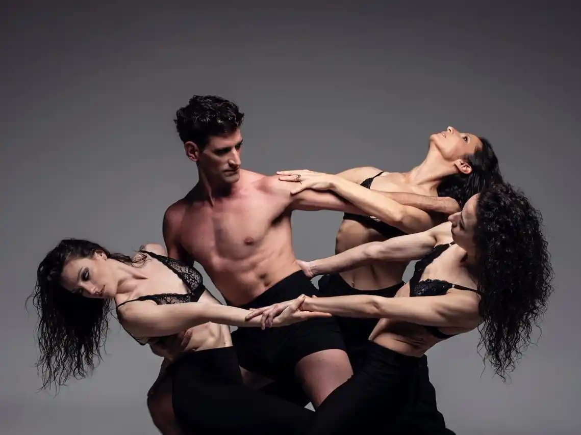 Matías Gallitelli junto a las tres destacadas bailarinas que se lucirán en Venado Tuerto. Foto: Gentileza