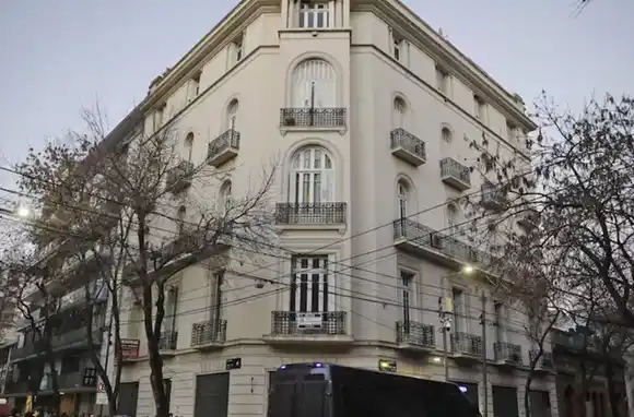 Desalojaron a los militantes que acampaban frente al departamento de Cristina Kirchner