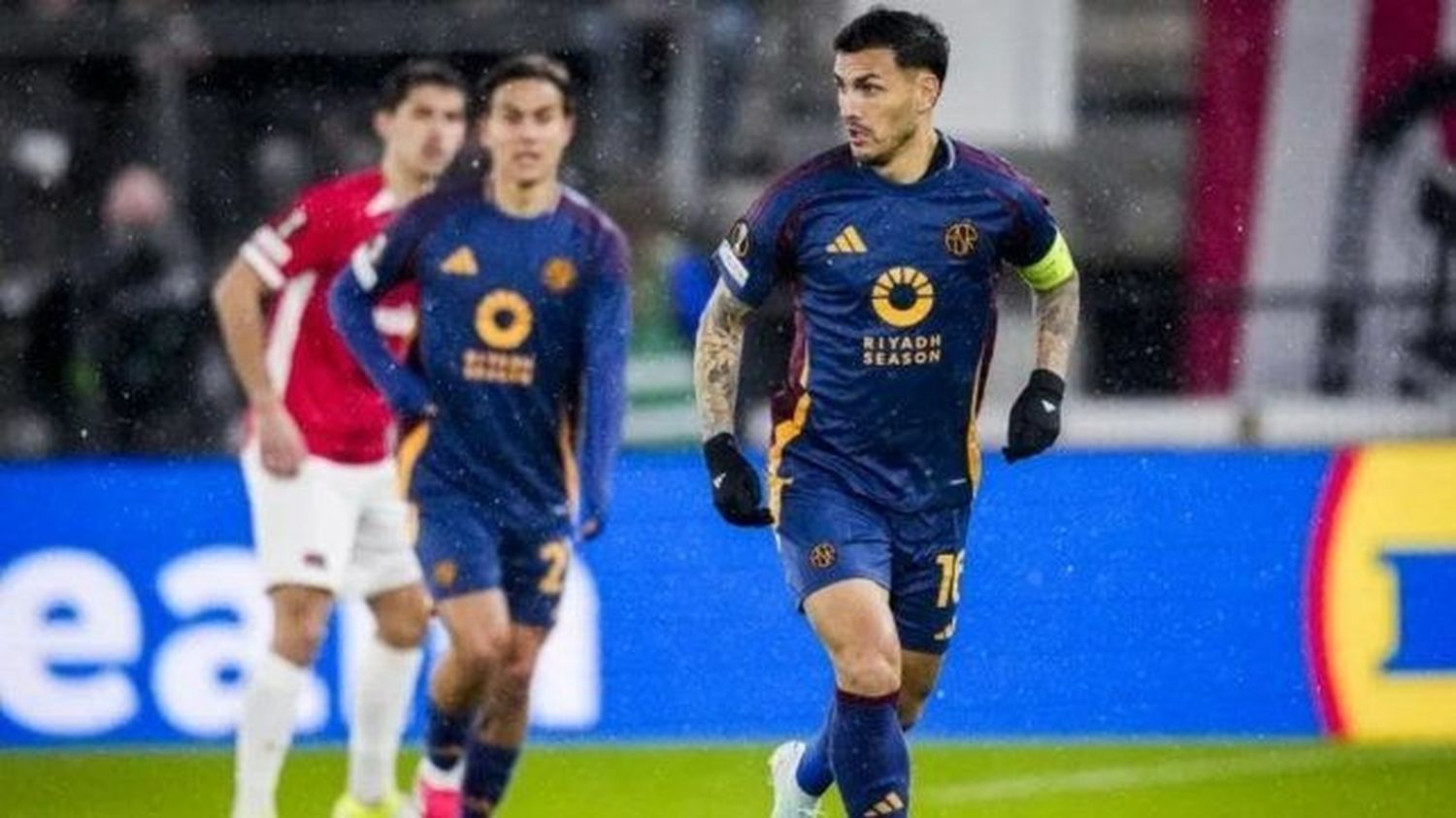 Leandro Paredes y Dybala no pudieron evitar la derrota de Roma