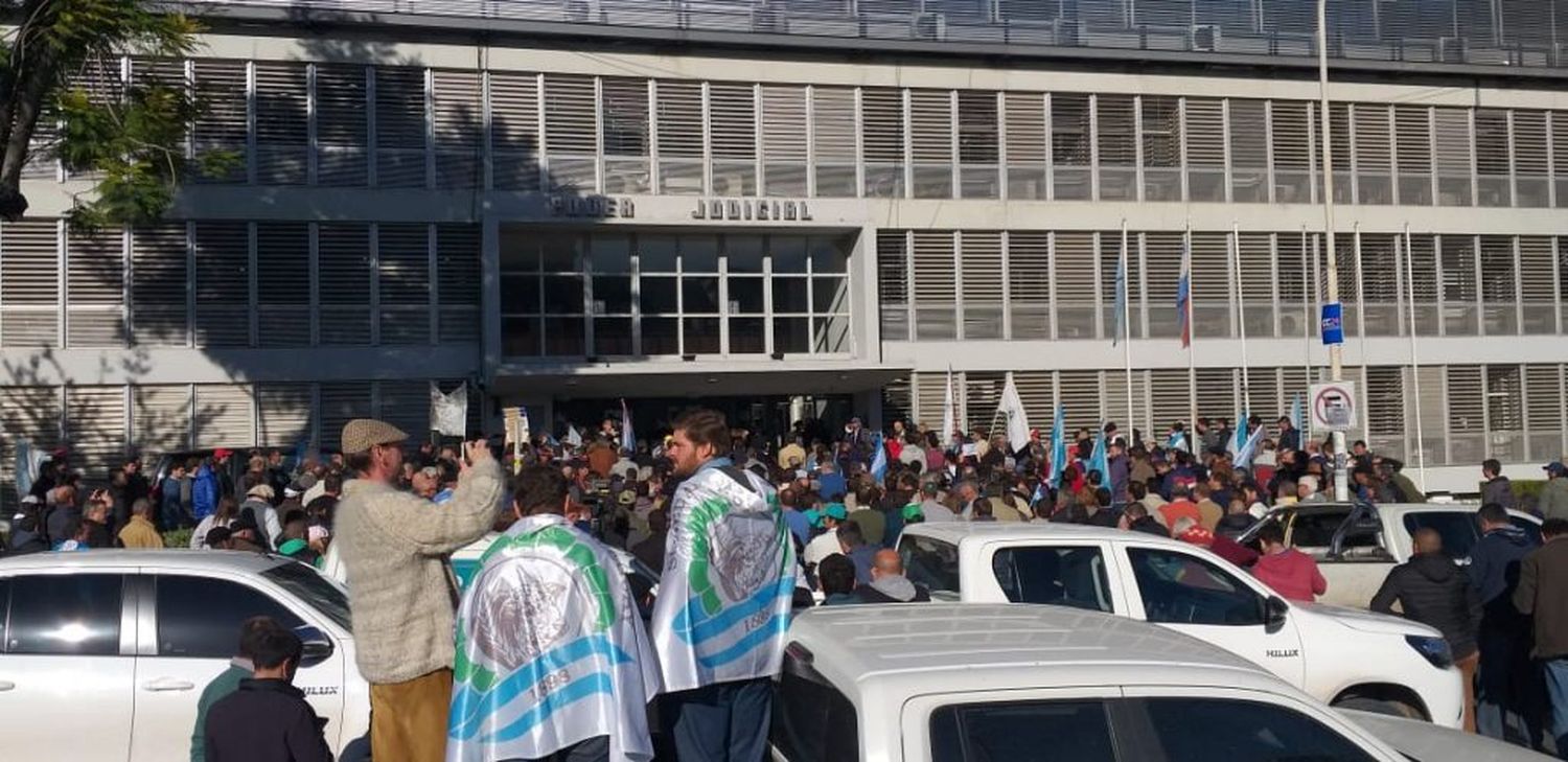 Productores se movilizaron a los Tribunales y a la Casa Gris en Paraná