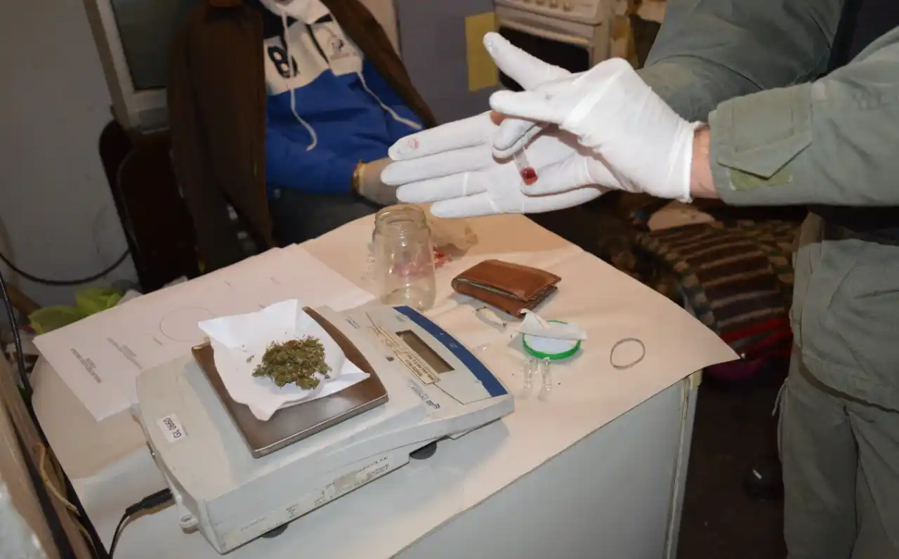 Ocho detenidos, un prófugo, cocaína, medio millón de pesos y un arma de fuego