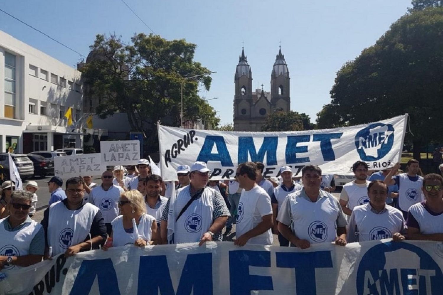 AMET se declaró en estado de alerta por faltas de fondos para los docentes