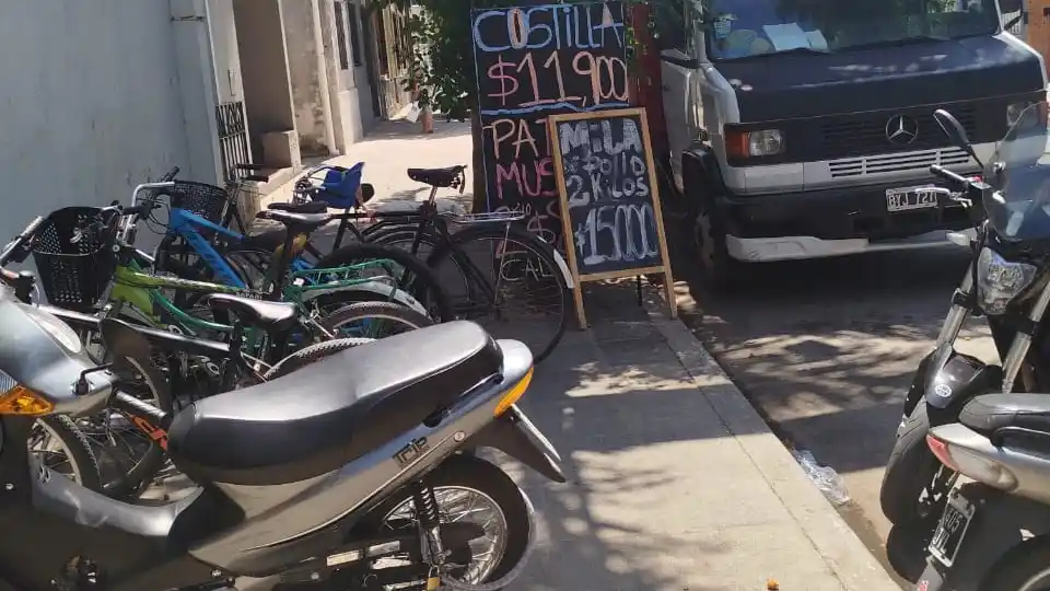 Vecinos se quejan por la hora de descarga de un supermercado