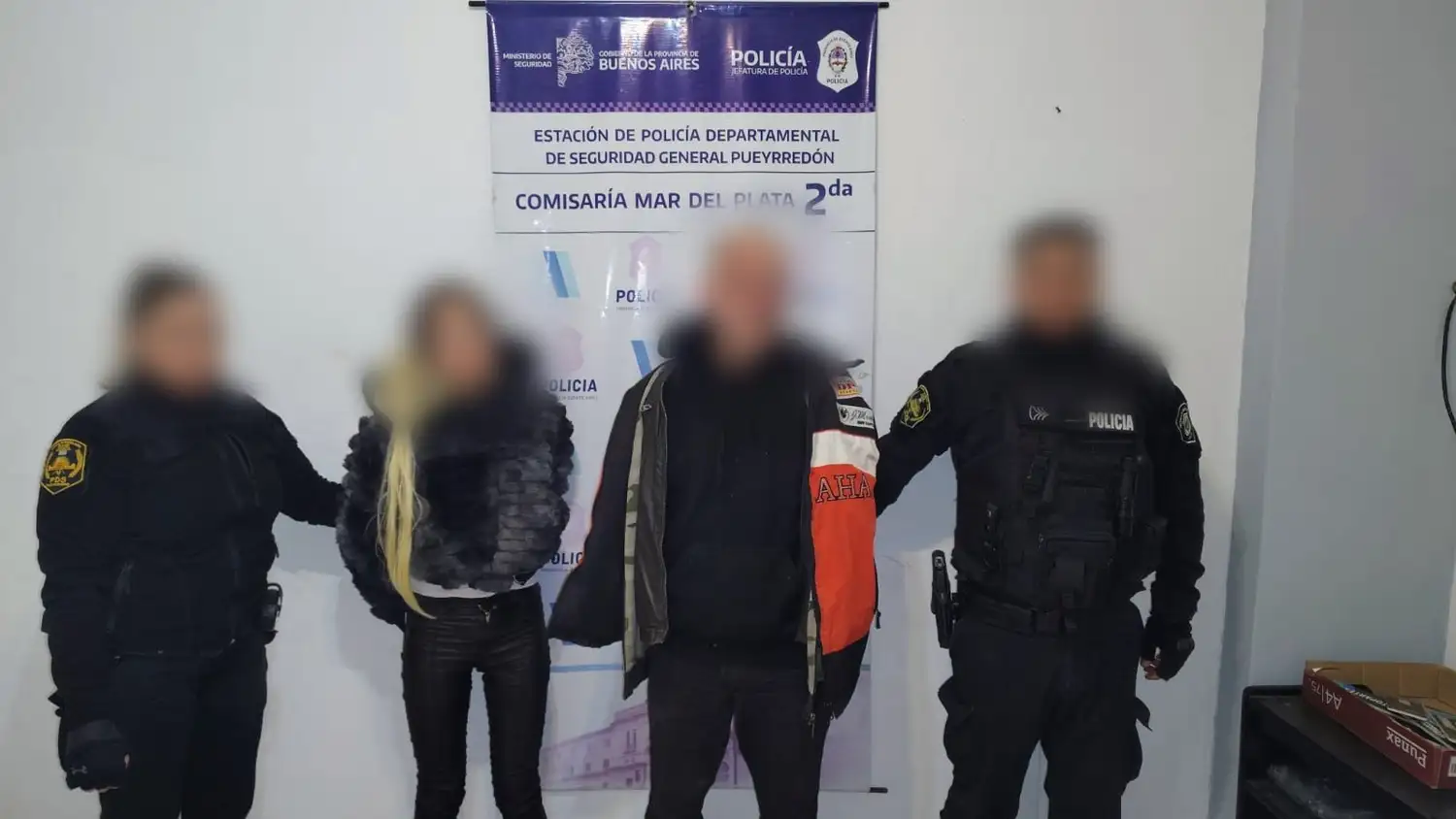 Una empleada del hotel relató a los agentes que la mujer había dañado dos paneles de vidrio de la puerta de ingreso antes de retirarse.