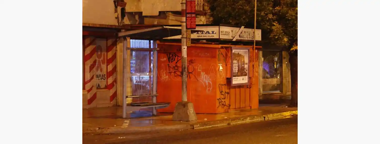 Otra noche más sin colectivos: Trabajo convocó a las partes