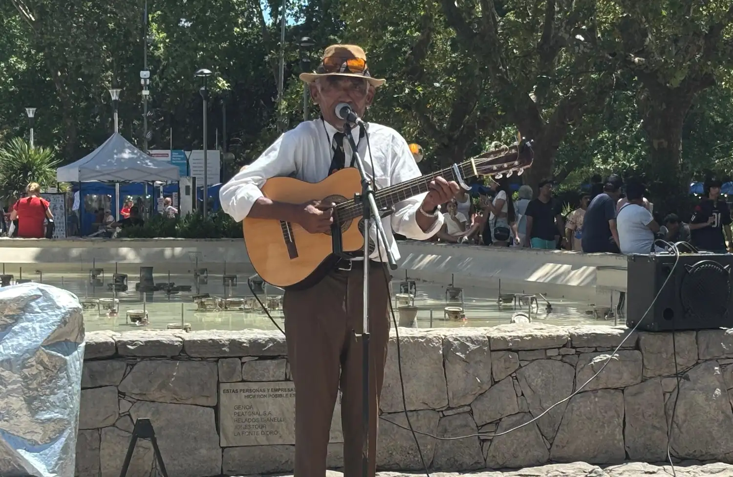 El artista callejero espera quedarse hasta fin de febrero cantando en las calles de Mar del Plata.