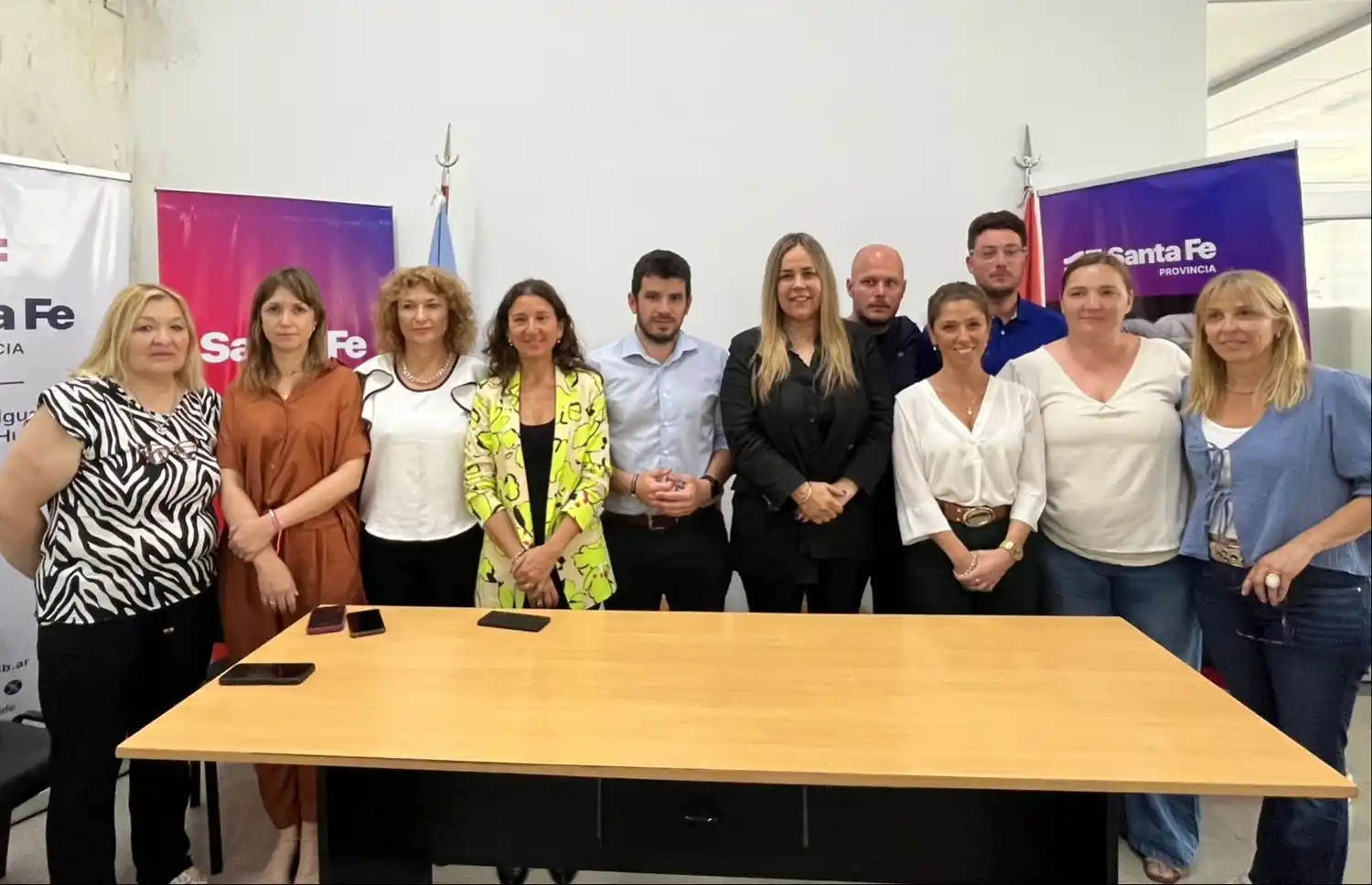 El intendente Leonel Chiarella junto a funcionarios municipales y provinciales.