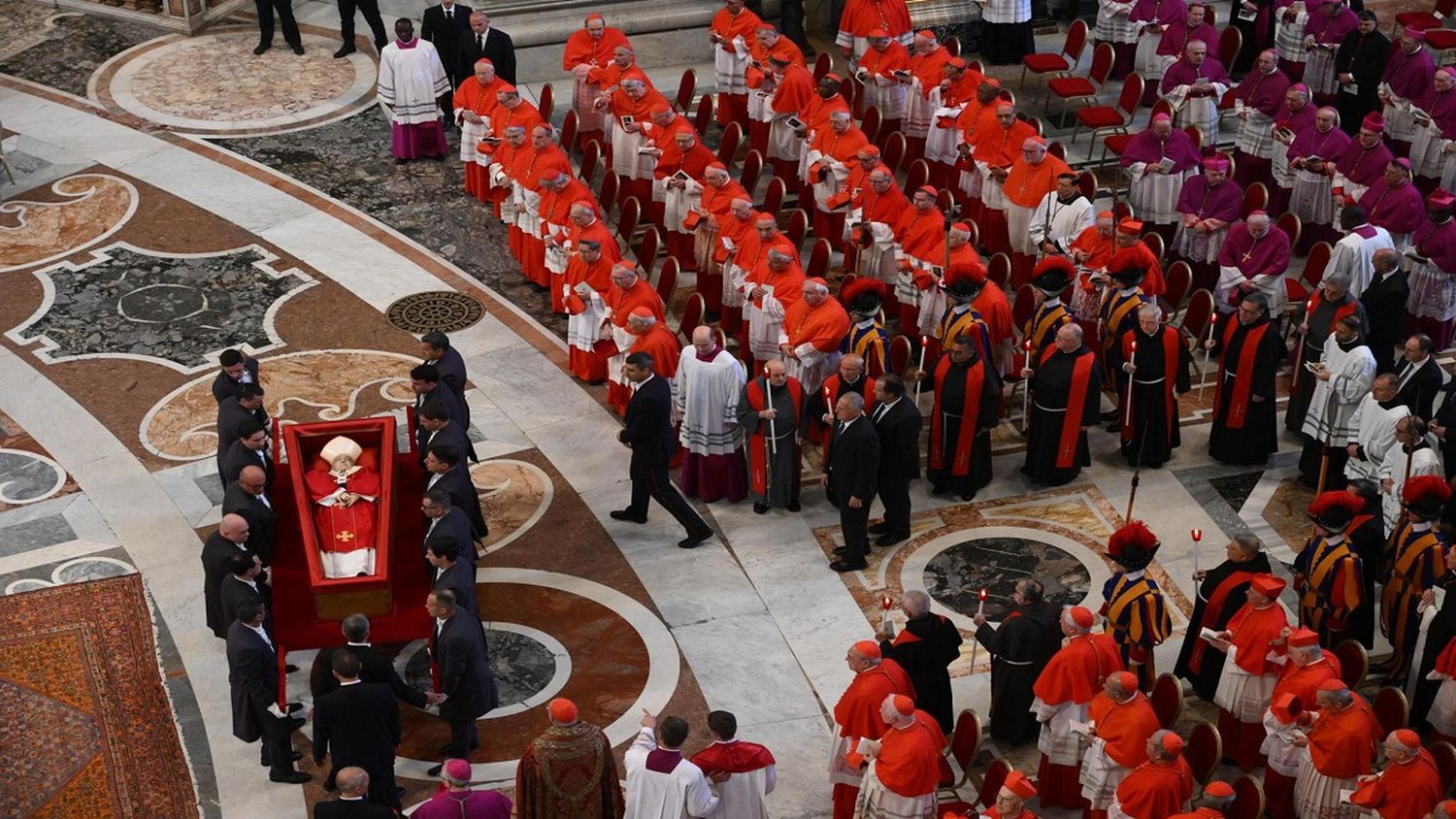 EL VATICANO AFINA detalles para el funeral de papa FRANCISCO: miles de fieles siguen despidiéndose de él